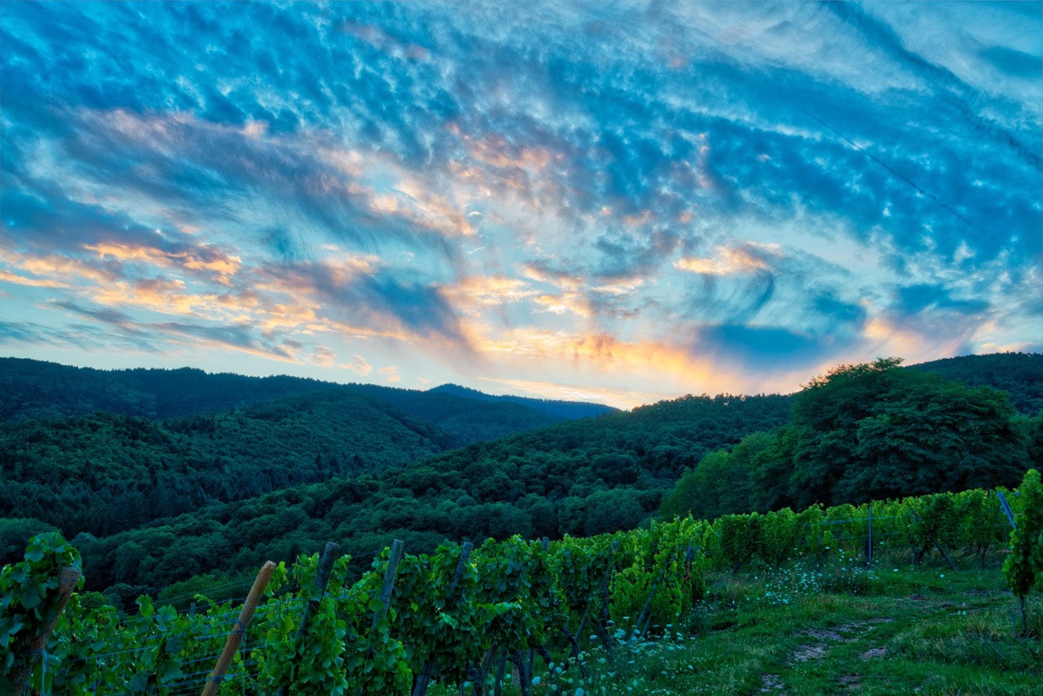 Free-Aurora-HDR-Preset-Valley-Sunset-After